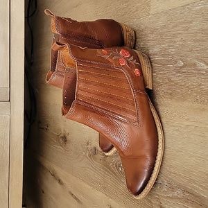 Pikolinos embroidered booties